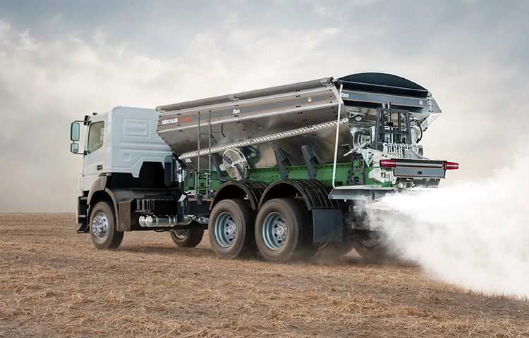 Precisão na distribuição de corretivos, sementes e fertilizantes.