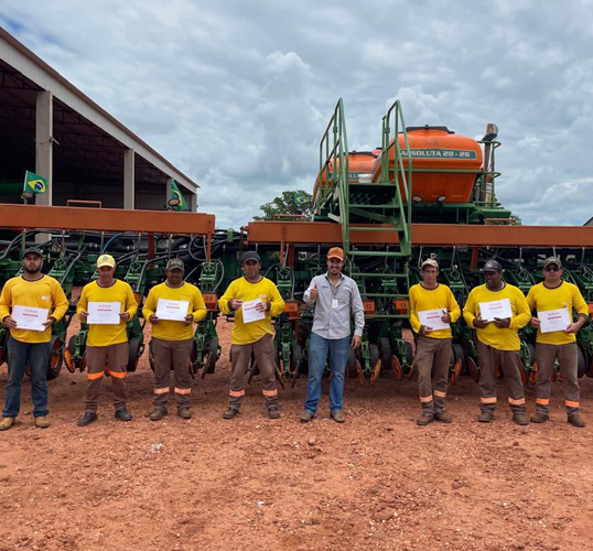 Tecnomaac promove treinamento de operadores de plantadeiras em Ponta Porã