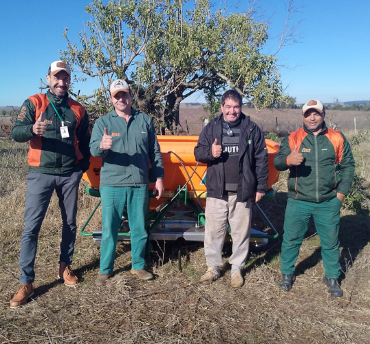 PRODUTOR DE ALEGRETE RECEBE DISTRIBUIDOR TORNADO 1300 COM ENTREGA TÉCNICA ESPECIALIZADA