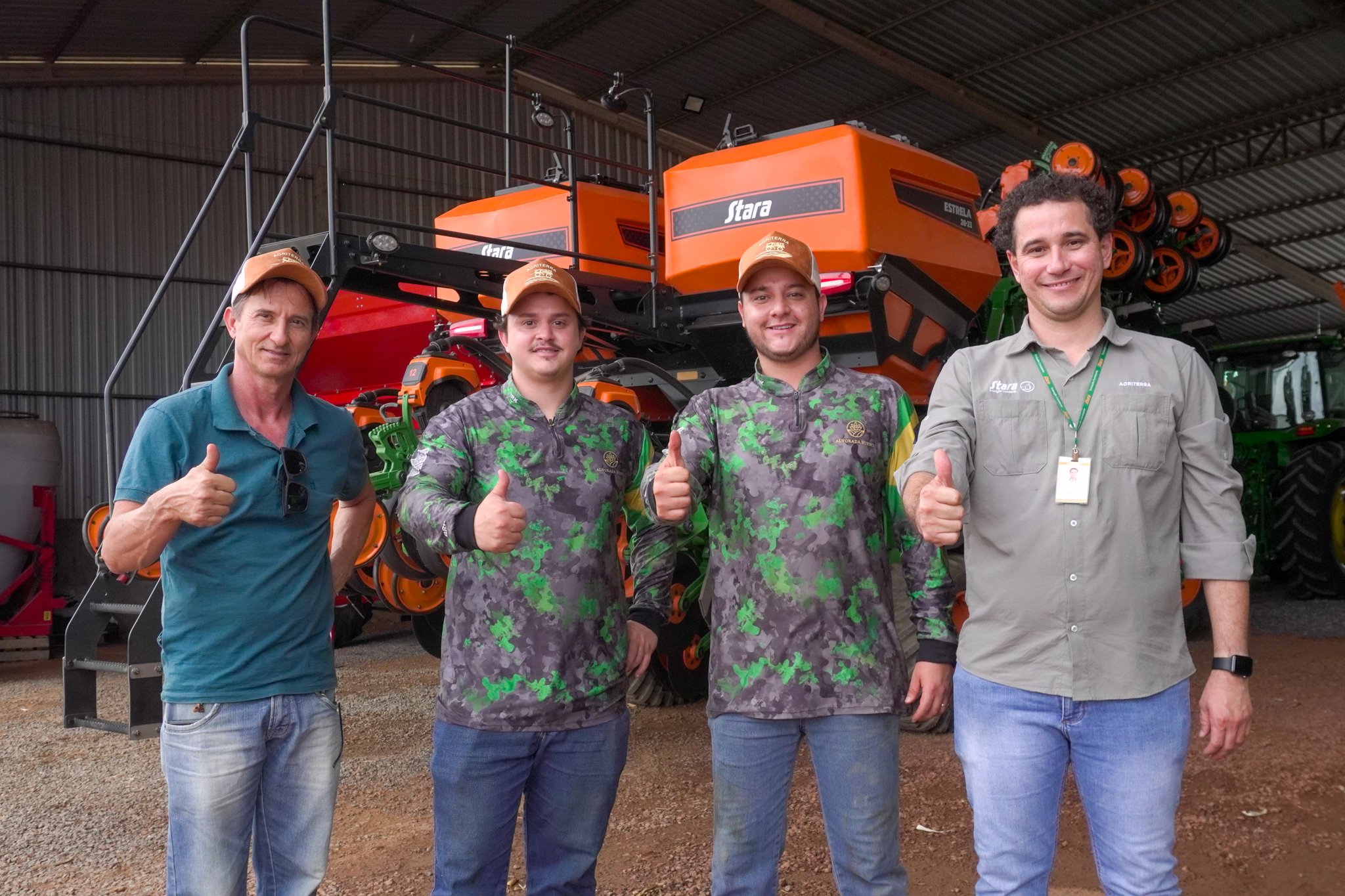 Entrega da Plantadeira Estrela para a Família Bueno