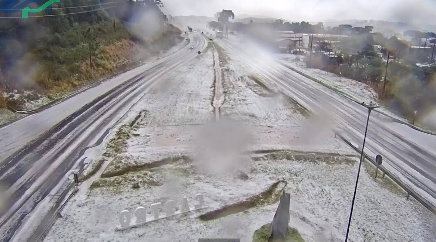 Chuva de granizo deixa cidade de Castro com cenário parecido com neve no Paraná