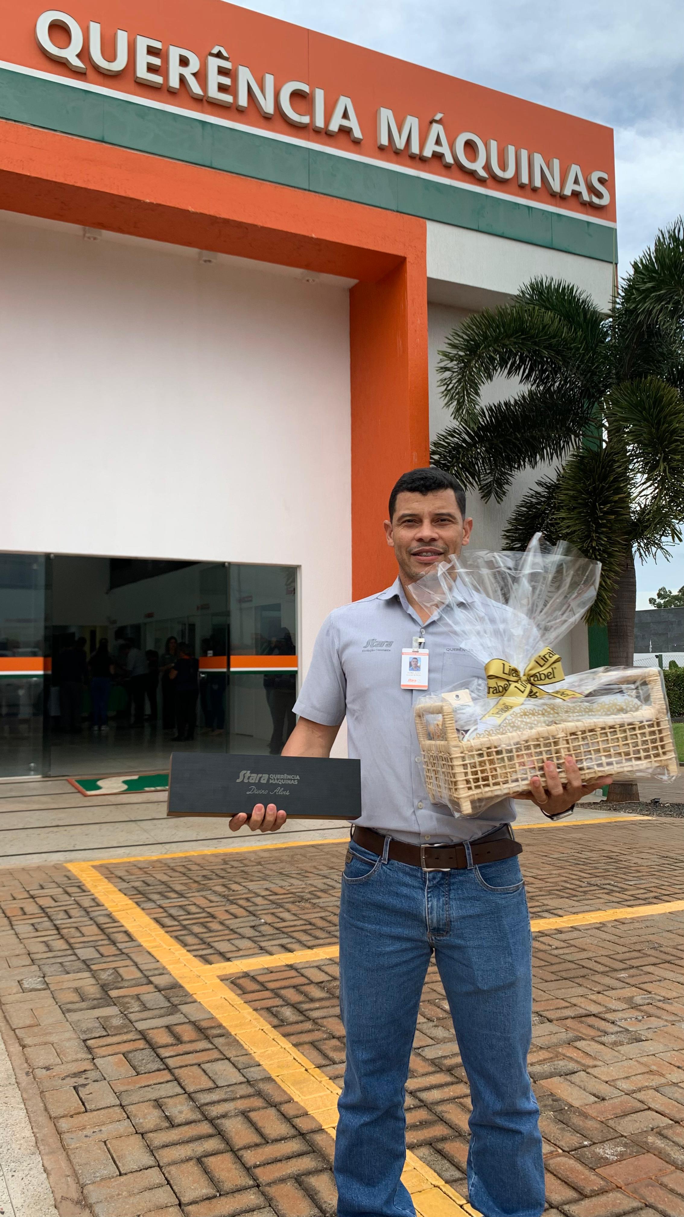 HOMENAGEM AOS 15 ANOS DE CONTRIBUIÇÃO E TRAJETÓRIA DO COLABORADOR DIVINO ALVES.