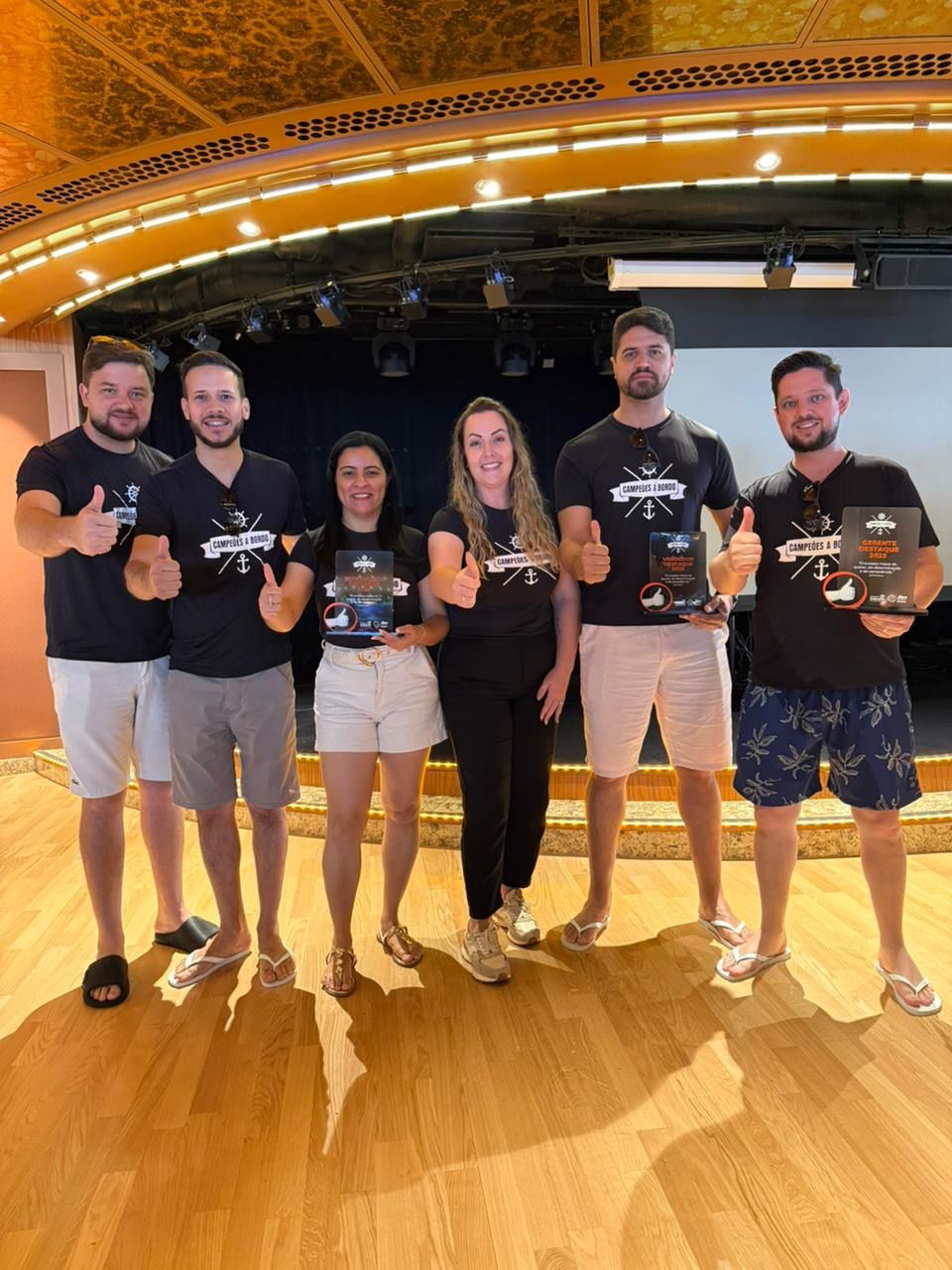 EQUIPE COMERCIAL DA QUERÊNCIA MÁQUINAS VIAJA NO CRUZEIRO COSTA DIADEMA APÓS META DO CONSÓRCIO STARA