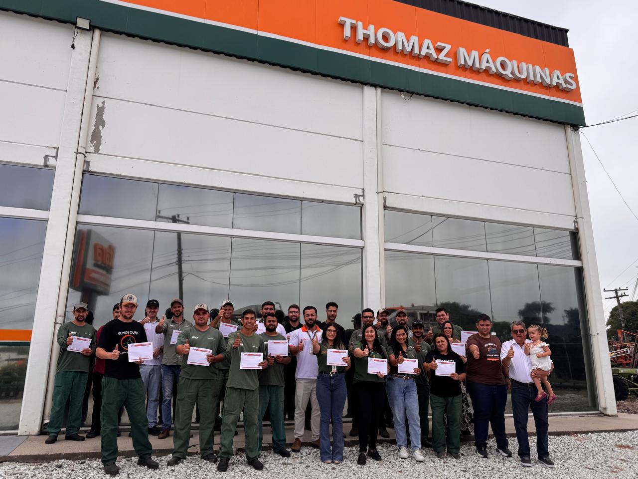 Thomaz Máquinas celebra conquista Ouro ao lado da equipe