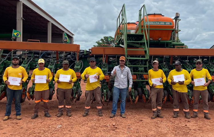 Tecnomaac promove treinamento de operadores de plantadeiras em Ponta Porã