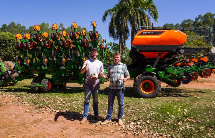 Entrega da Plantadeira Absoluta 27-24 linha na região de Sorriso/MT