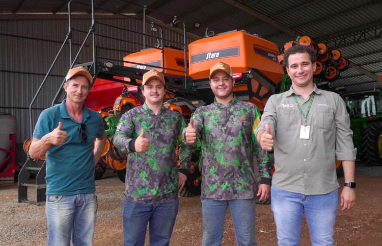 Entrega da Plantadeira Estrela para a Família Bueno