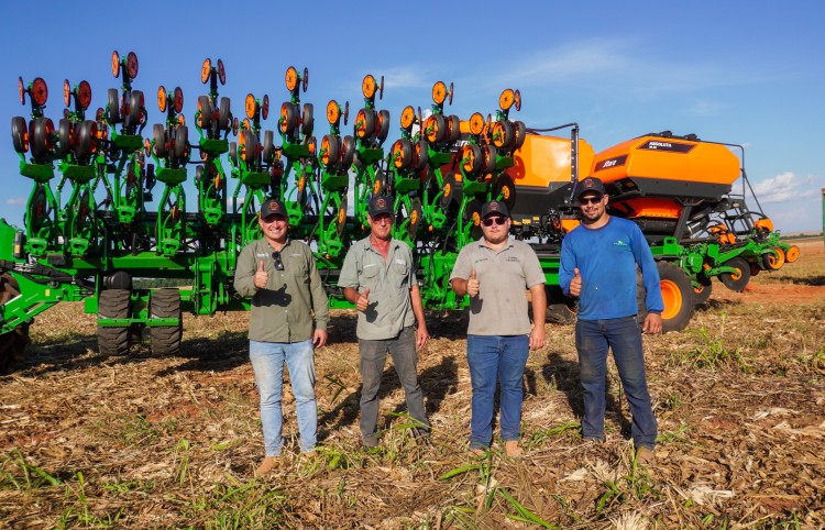 AGRITERRA entrega Plantadeira Absoluta 32-50 para produtor de Tapurah/MT