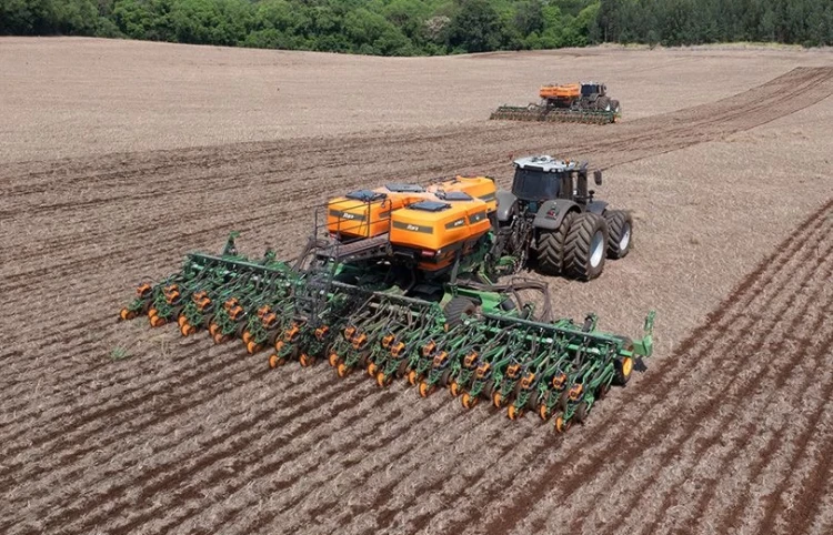 SAFRA 2024/2025: PRODUTORES DE GOIÁS INICIAM O PLANTIO E QUERÊNCIA MÁQUINAS REFORÇA APOIO NO CAMPO