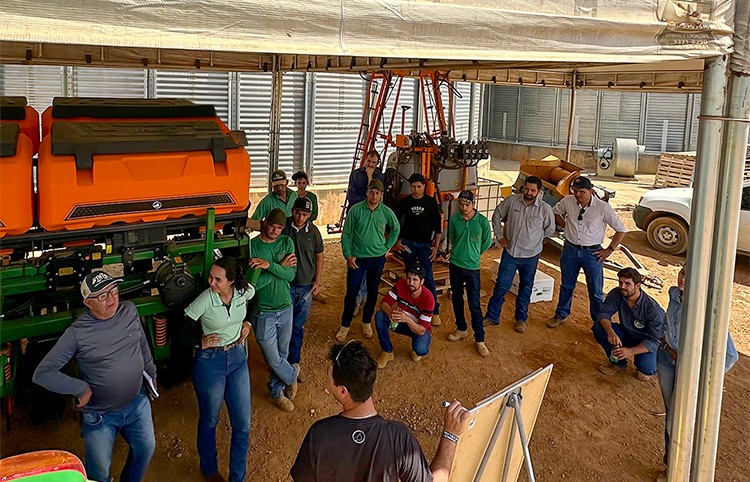 GP Máquinas Stara realiza treinamento de operadores da Plantadora Eva em Gameleira de Goiás