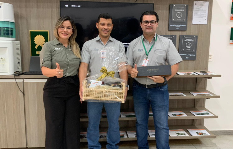 HOMENAGEM AOS 15 ANOS DE CONTRIBUIÇÃO E TRAJETÓRIA DO COLABORADOR DIVINO ALVES.