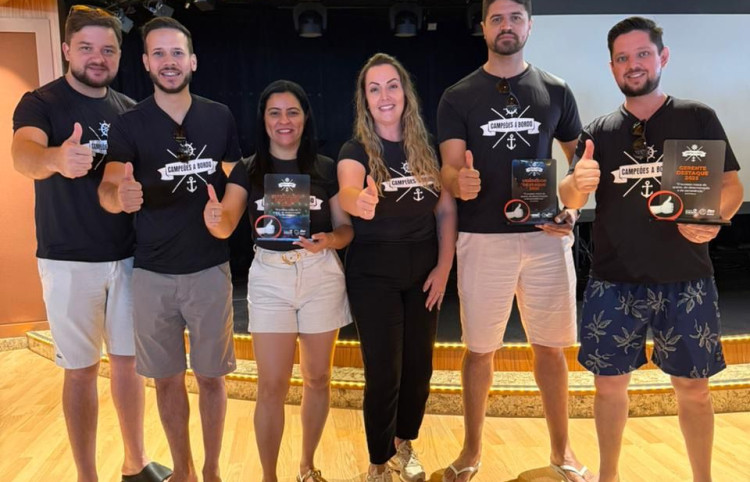 EQUIPE COMERCIAL DA QUERÊNCIA MÁQUINAS VIAJA NO CRUZEIRO COSTA DIADEMA APÓS META DO CONSÓRCIO STARA