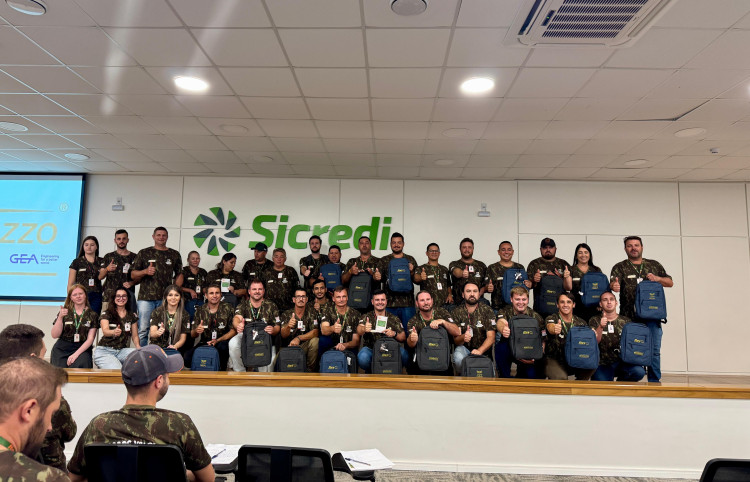 Profissionais do Grupo Menegazzo recebem kits escolares