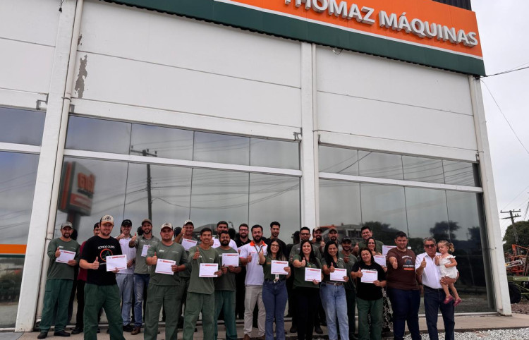 Thomaz Máquinas celebra conquista Ouro ao lado da equipe