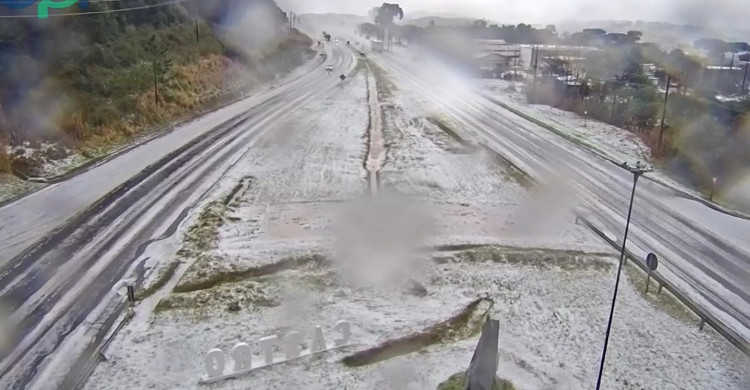Chuva de granizo deixa cidade de Castro com cenário parecido com neve no Paraná