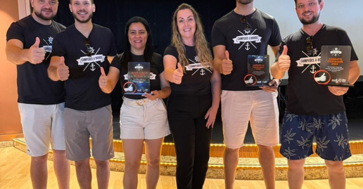 EQUIPE COMERCIAL DA QUERÊNCIA MÁQUINAS VIAJA NO CRUZEIRO COSTA DIADEMA APÓS META DO CONSÓRCIO STARA