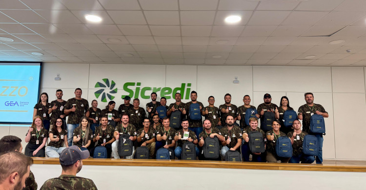 Profissionais do Grupo Menegazzo recebem kits escolares