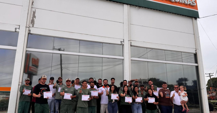 Thomaz Máquinas celebra conquista Ouro ao lado da equipe