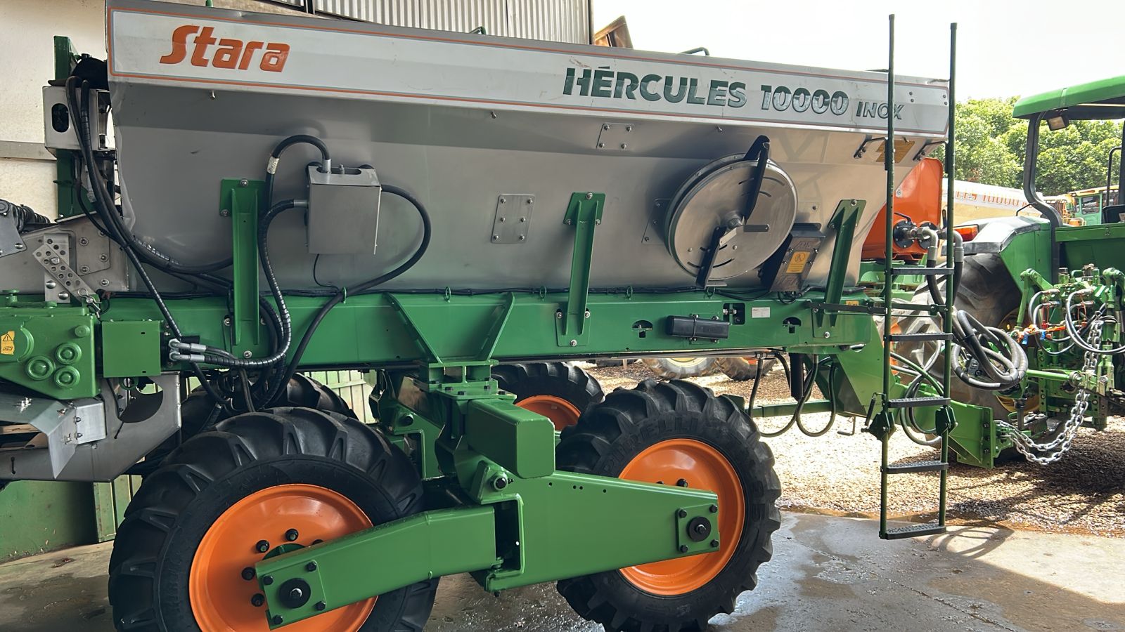 Semeadora e adubadora modelo Hércules 10000  Toper 5500 rodado tandem marca Stara ano 2022