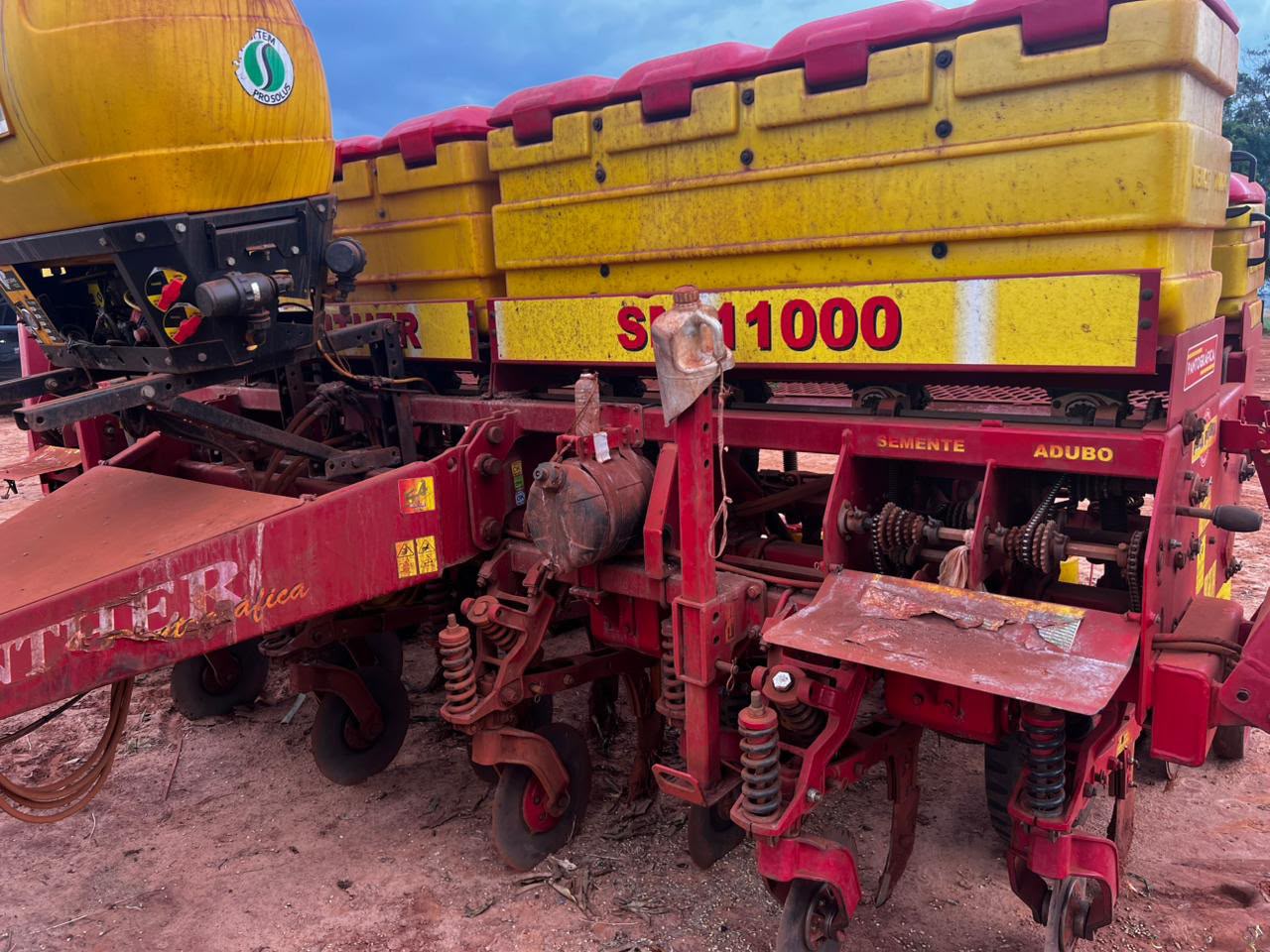 Plantadeira Vence Tudo Phanter 11000 com 11 linhas de 0,45 cm ano 2020.