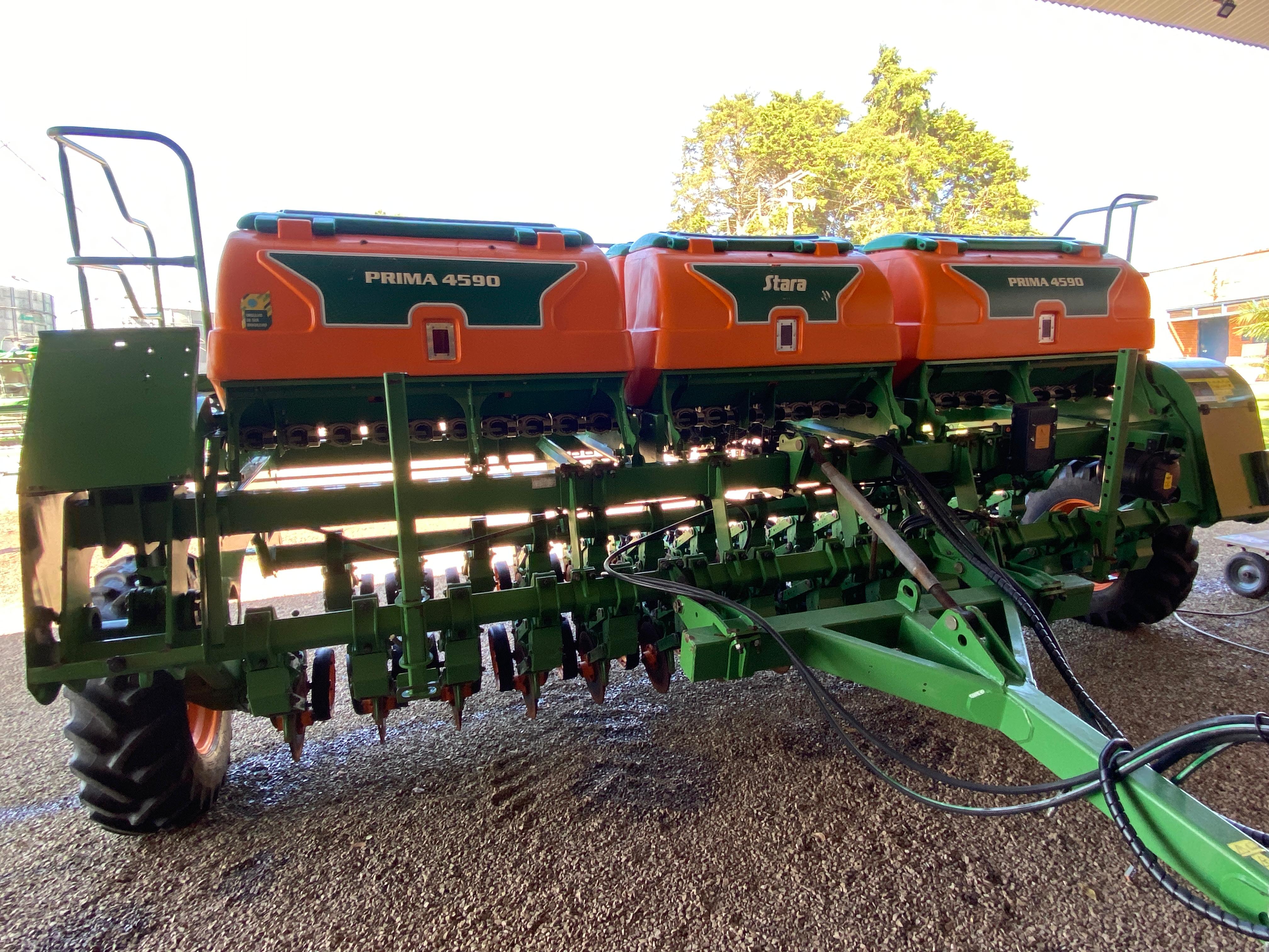 SEMEADORA ADUBADORA DE ARRASTO MODELO PRIMA 4590 CONTROL