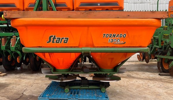 DISTRIBUIDOR CENTRÍFUGO DUPLO DISCO STARA TORNADO 1300