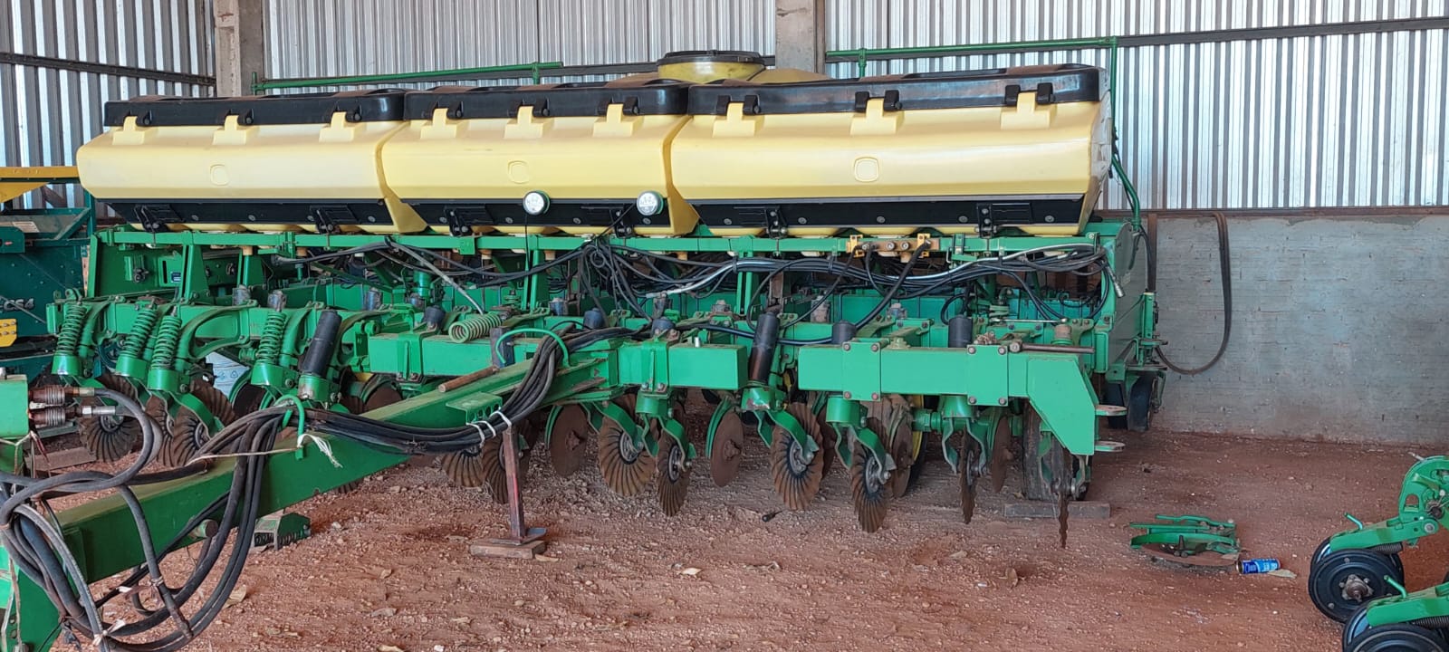Plantadeira Adubadora John Deere 2126, Ano 2009, Acompanha Monitor de sementes PM400 - Valor à vista: R$ 206.000,00
