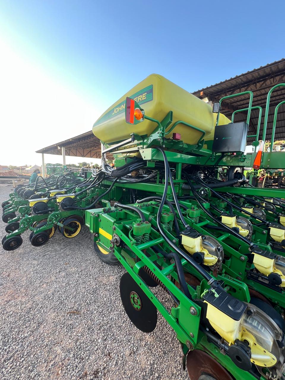PLANTADEIRA DB50, COM 35 LINHAS DE 45 CM - Marca: John Deere - Valor: R$ 500.000,00