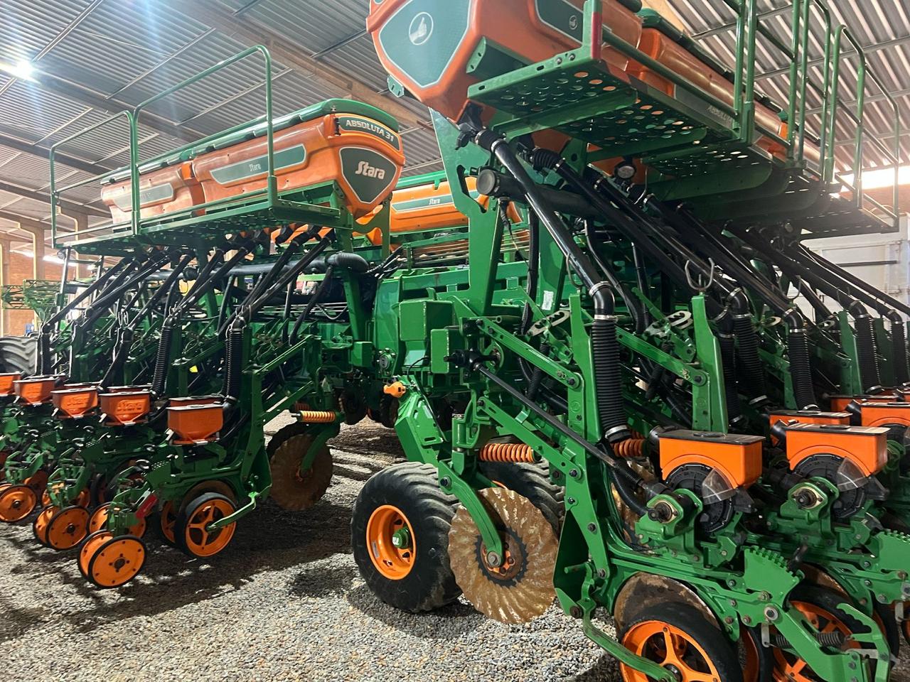 PLANTADORA DE ARRASTO, MODELO ABSOLUTA 28x50 CM, ANO 2017, DESLIGAMENTO SEÇÃO,  ANO FAB: 2017, TOPPER 5500- Valor a vista: R$ 495.000,00