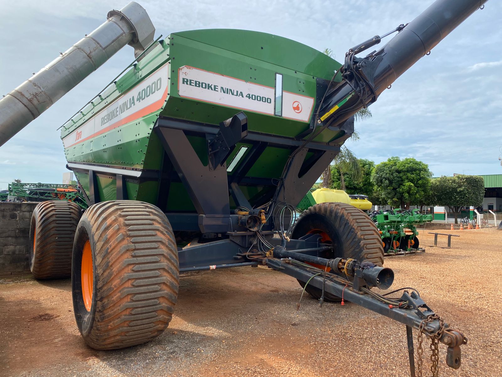 CARRETA GRANELEIRA MOD. REBOKE NINJA 40000, C/ SISTEMA DESCARGA 500MM,  AROS/PNEU 28X30.5 / 850/50-30.5,  ANO FAB:2018 Valor: R$ 250.000,00