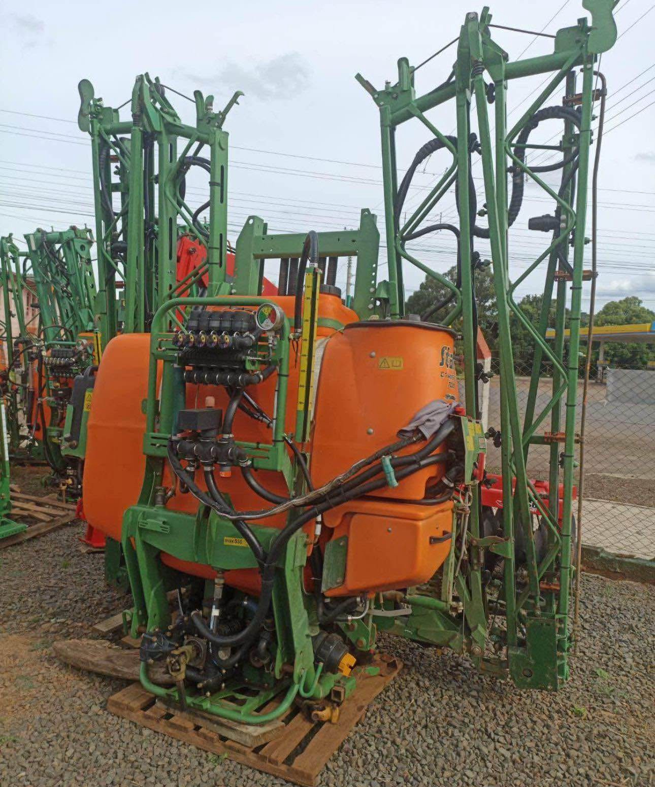 Pulverizador Stara Corisco 700H 18m controle de vazão e desligamento elétrico 2013