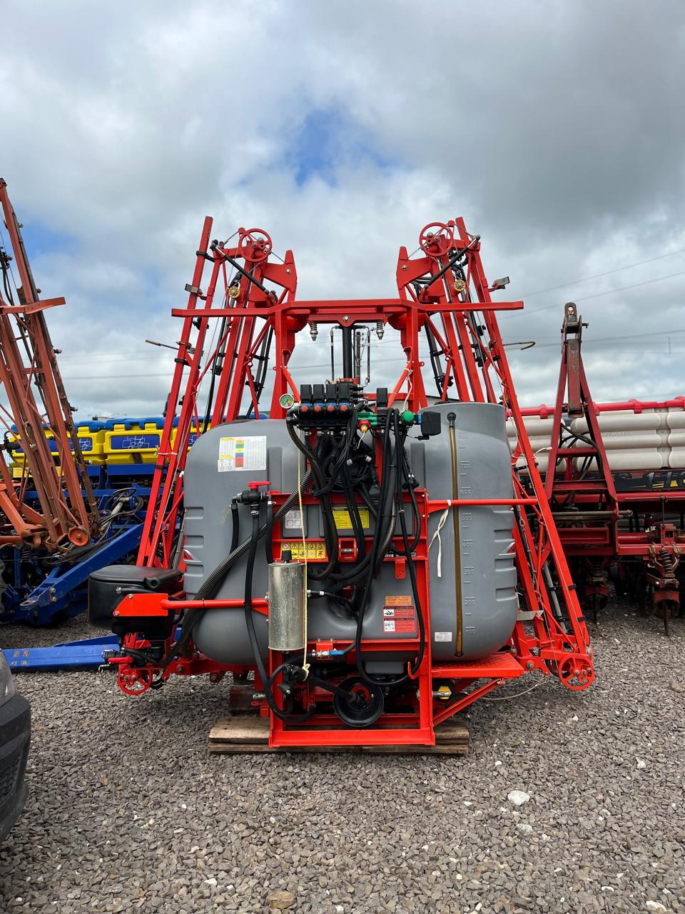 PULVERIZADOR KUHN 800 LITROS