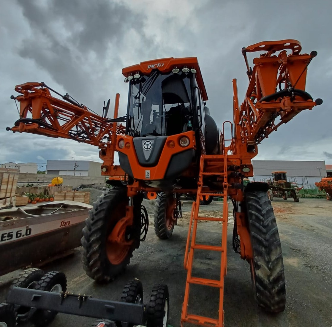 PULVERIZADOR JACTO 3030 UNIPORT – 32 METROS DE BARRA, 6.910 HORAS, BICO A BICO E PILOTO