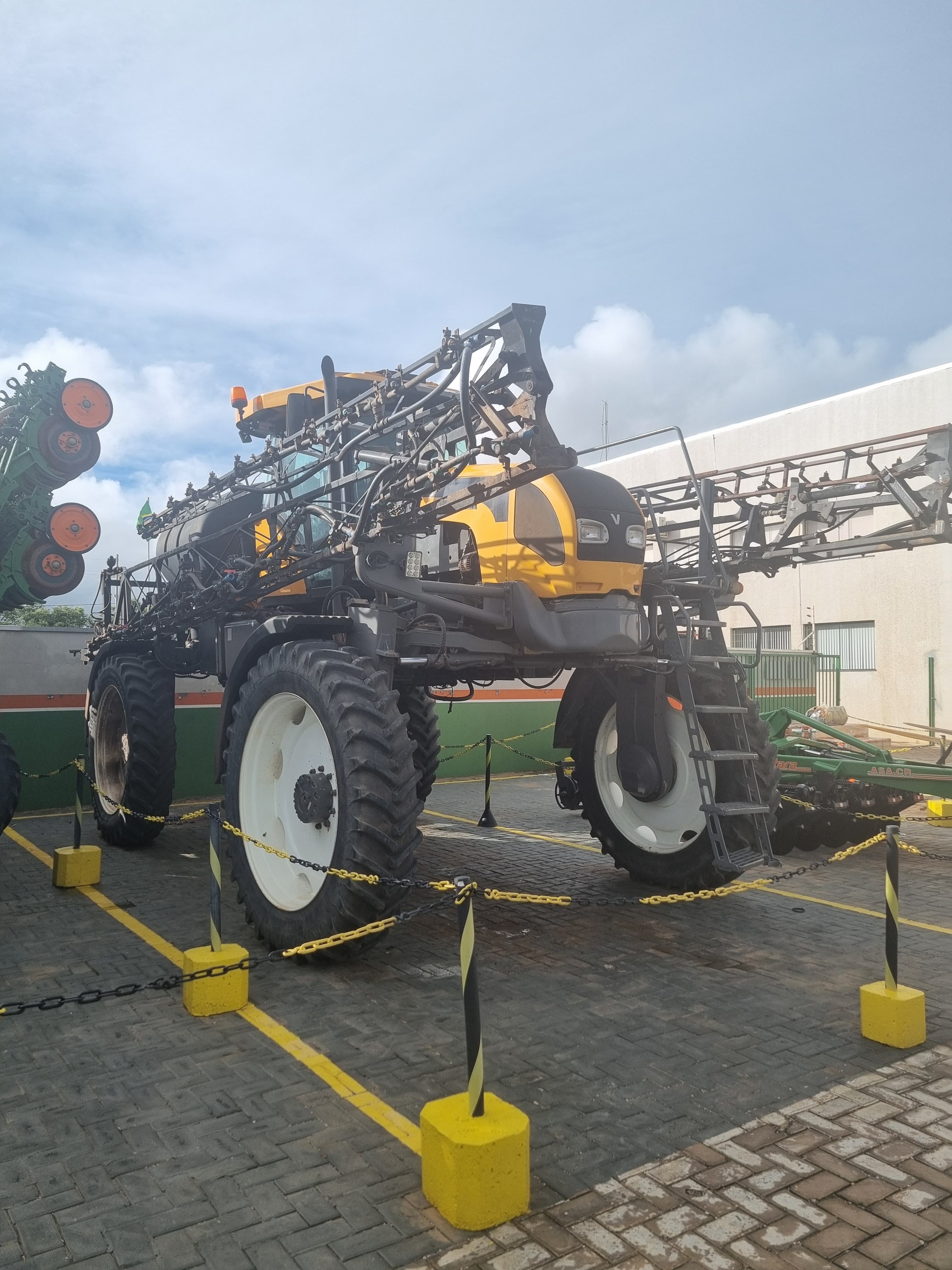 PULVERIZADOR VALTRA 3000 – Com 28 metros de barra, 6.000 horas