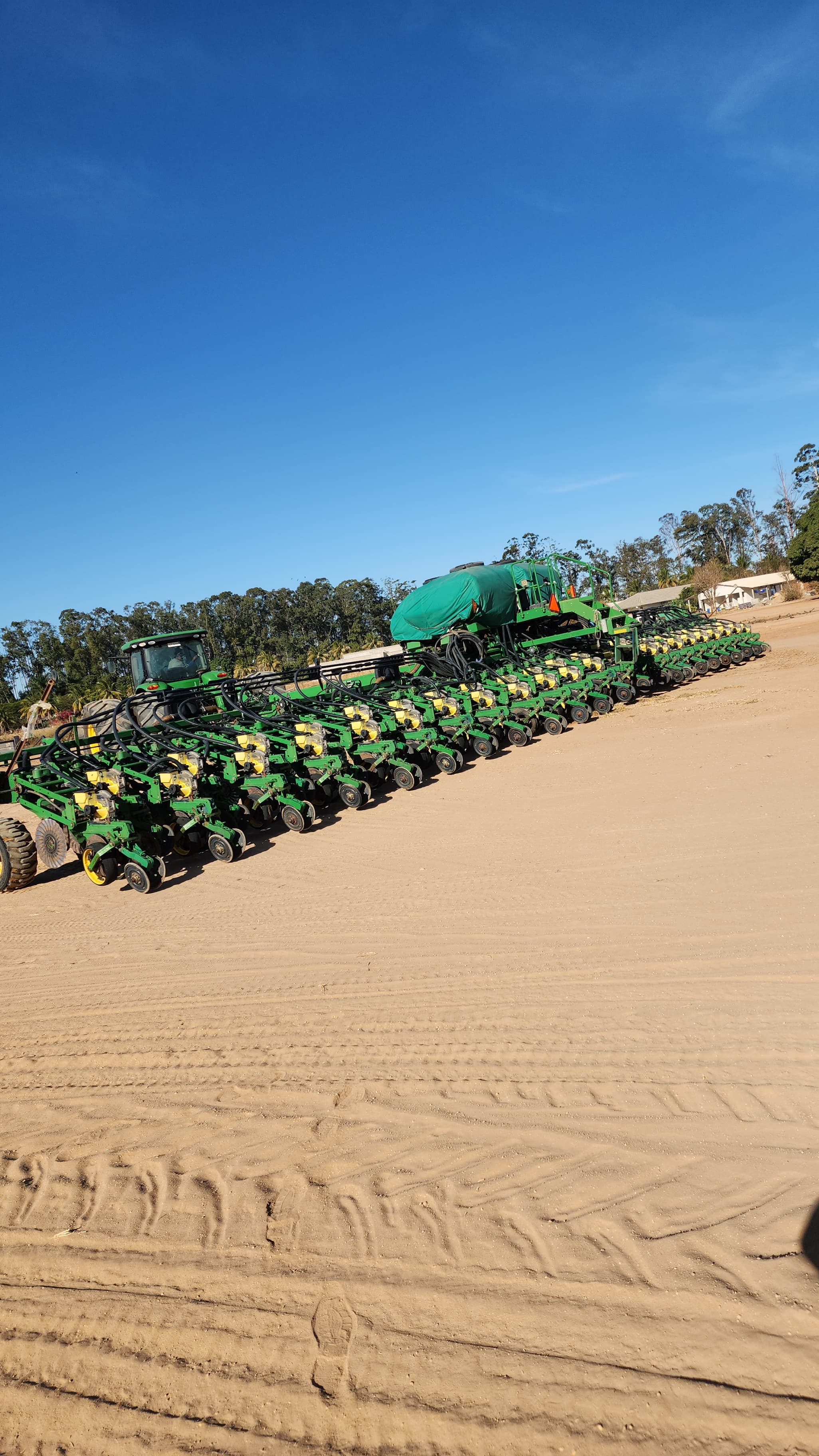 PLANTADEIRA DB 45X50 – Marca John Deere, com desligamento de seção, sensor de sementes e isobus.