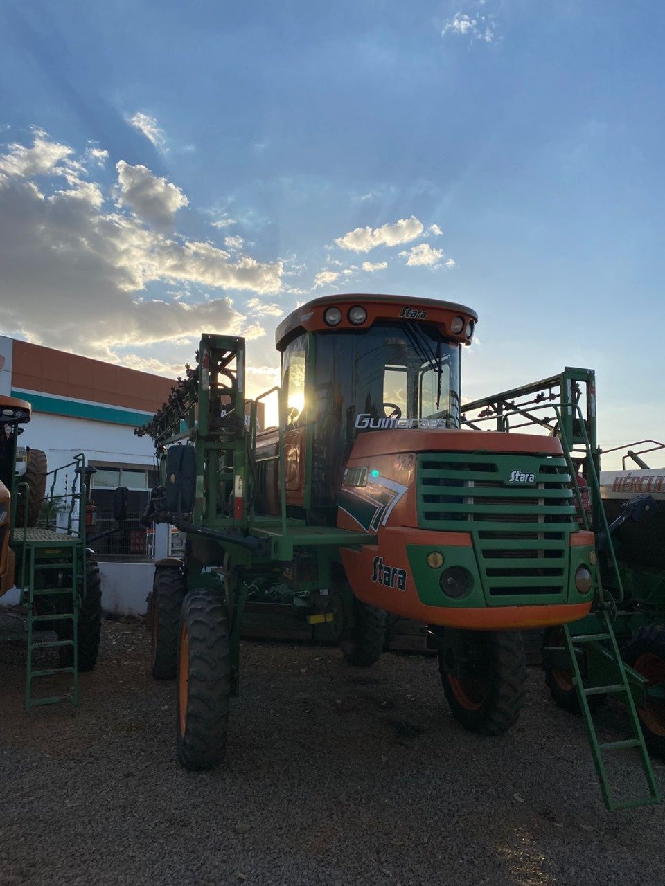 PULVERIZADOR AUTOPROPELIDO MODELO GLADIADOR 2300 MECÂNICO ANO 2012- Valor à vista: R$ 290.000,00