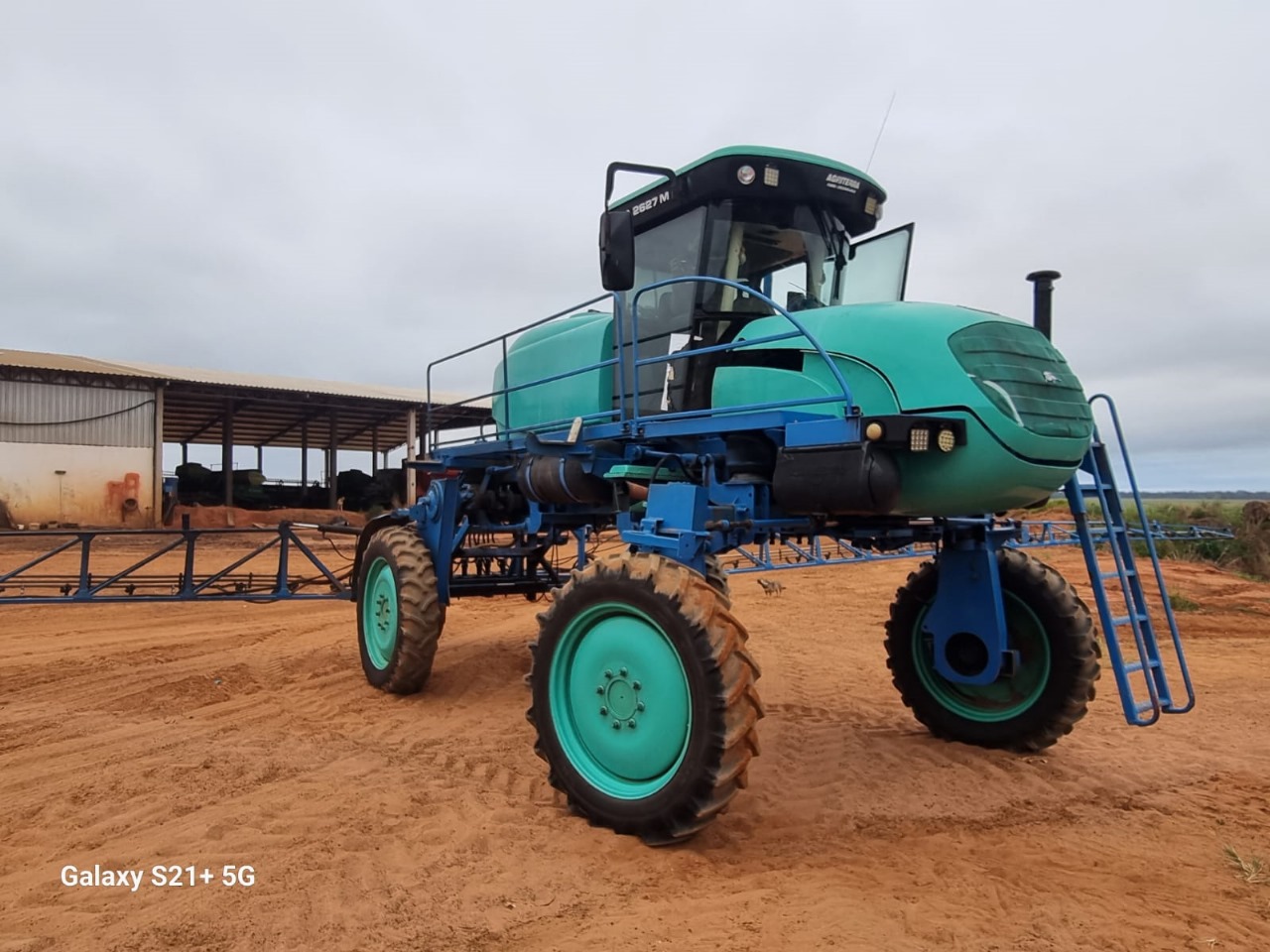 PULVERIZADOR PARRUDA, 27 METROS DE BARRA, COM PILOTO TRIMBLE 750 (ACEITA SINAL PAGO), DESLIGAMENTO 7 SEÇÕES AGRES, MOTOR COM 400 HORAS, ANO 2008, MARCA MONTANA- Valor à vista: R$ 220.000,00