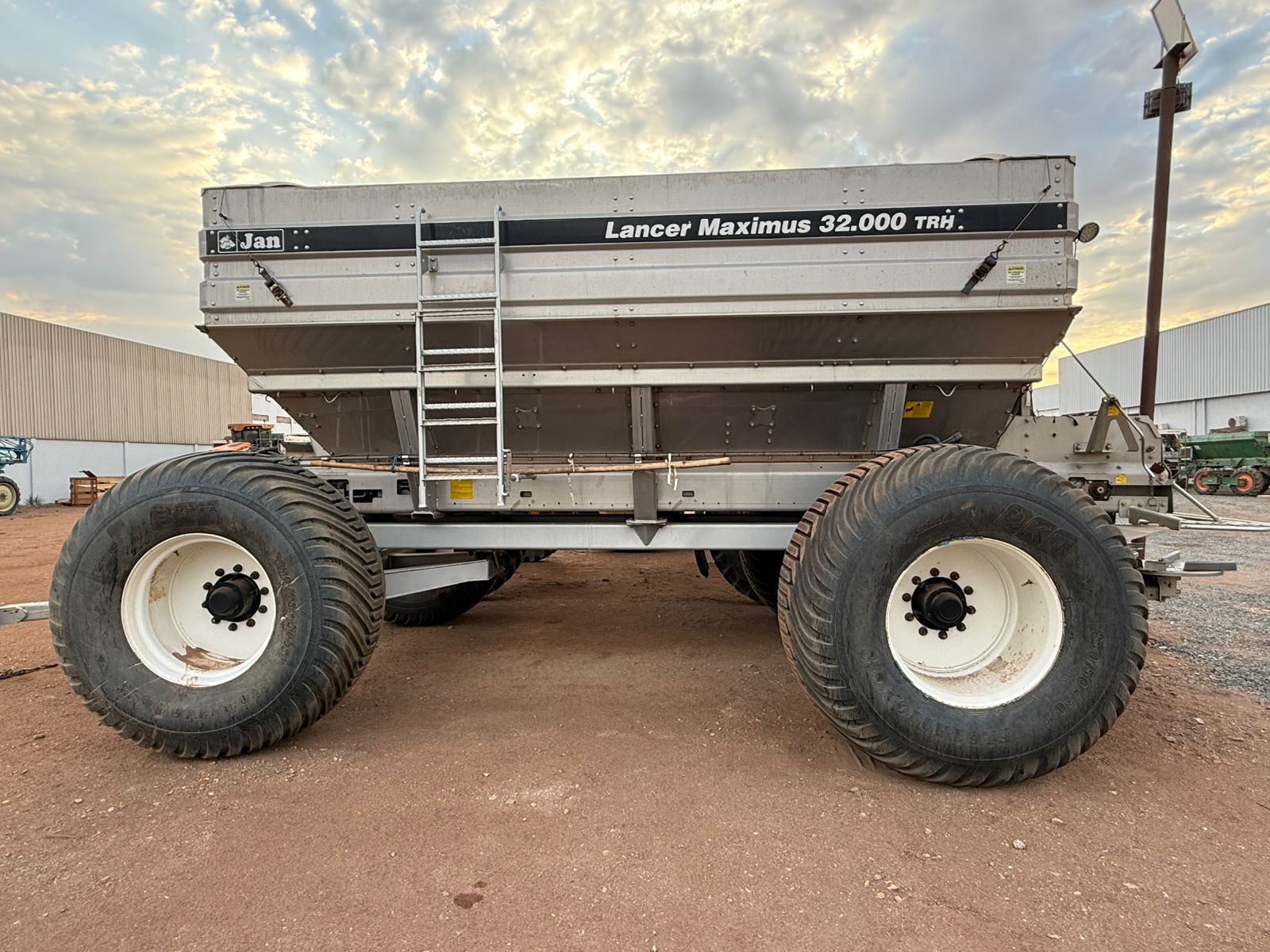 DISTRIBUIDOR LANCER MAXIMUS 32.000 TRH – Marca Jan, ano 2023 Taxa fixa.