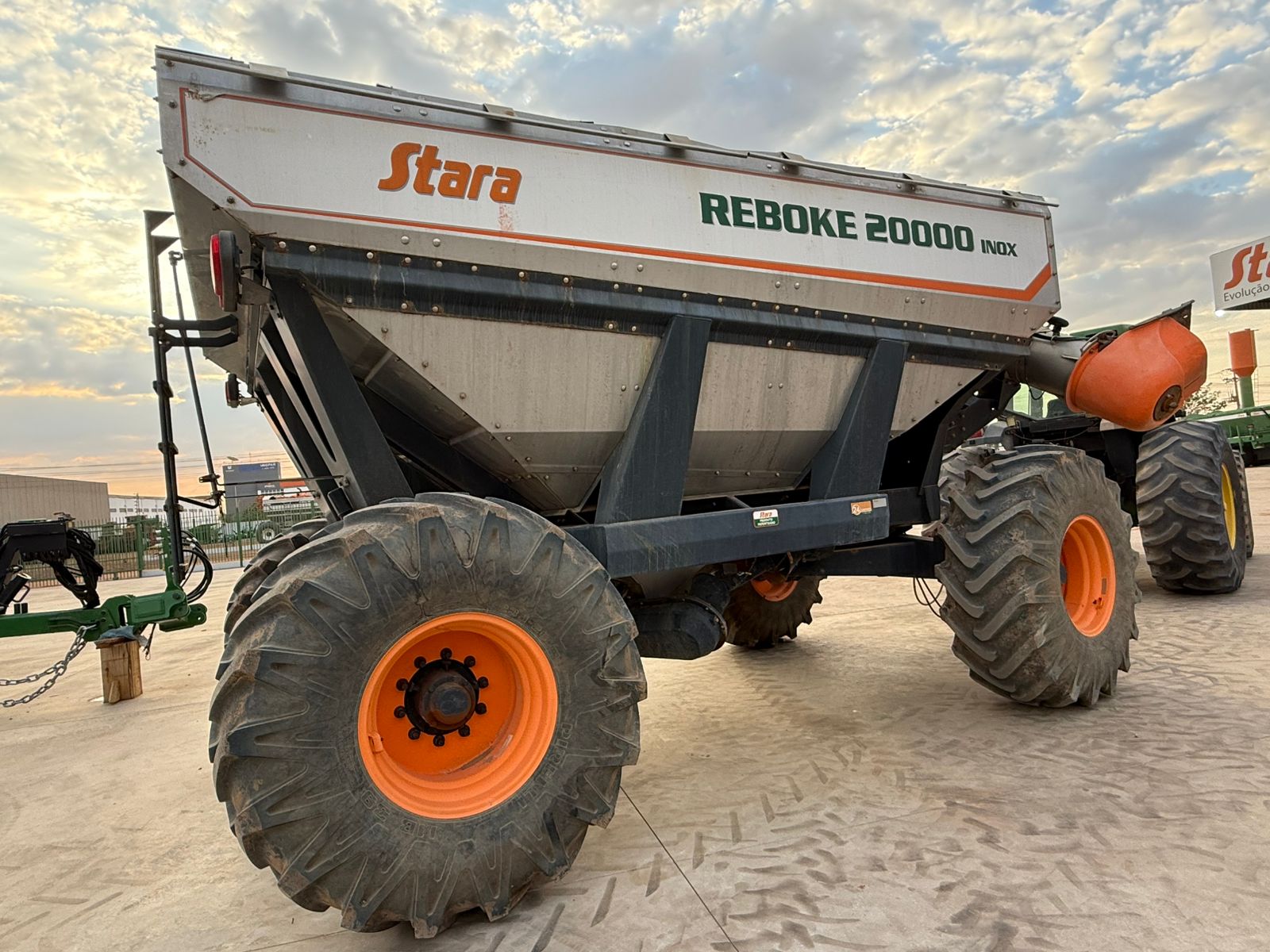 CARRETA AGRÍCOLA REBOKE 20000 INOX – Marca Stara, ano 2020
