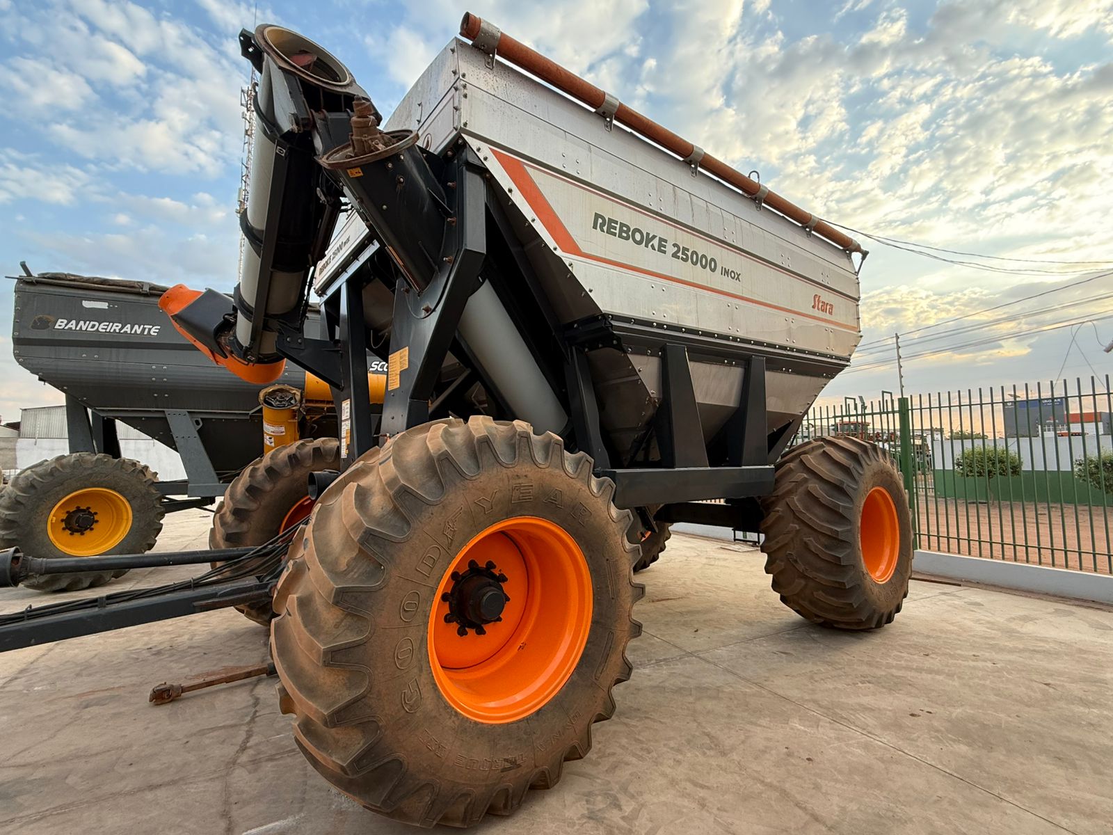 CARRETA AGRÍCOLA REBOKE 25000 INOX – Marca Stara, ano 2022