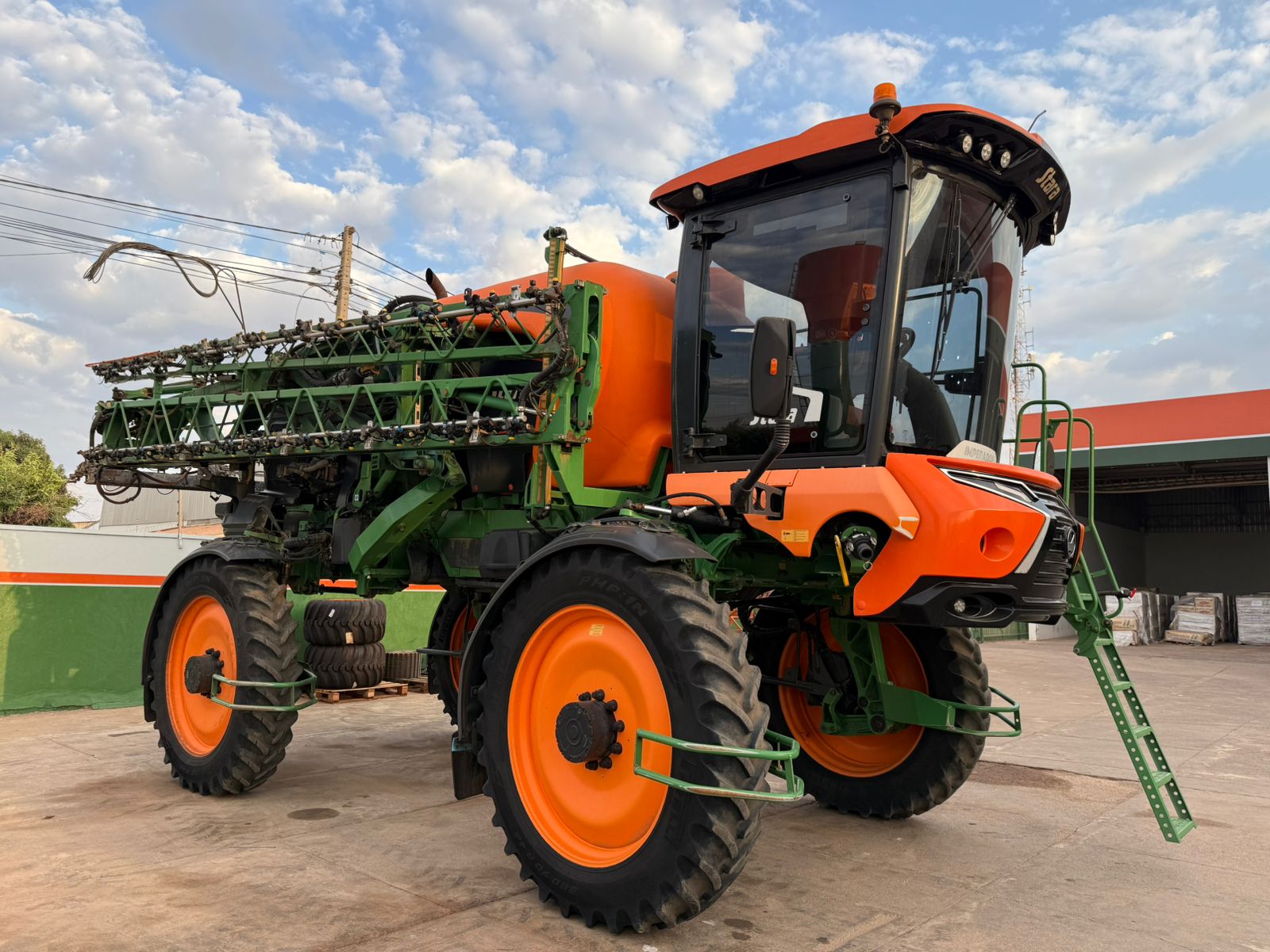 PULVERIZADOR IMPERADOR 4000 – Marca Stara, ano 2021 Com Topper 5500, 4.200 horas, 36 metros de barra, com sobe e desce.