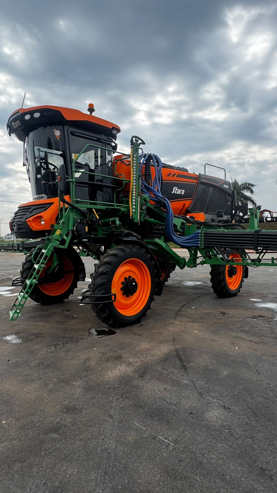 PULVERIZADOR AUTOPROPELIDO MODELO IMPERADOR 2000, C/30 MTS. DE BARRA, FABRICAÇÃO 2023;