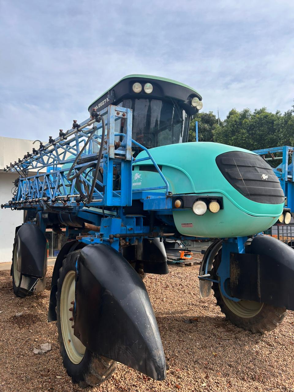 Pulverizador Parruda Modelo 2627, c/26 mts. de barra, ano 2013, marca Montana.