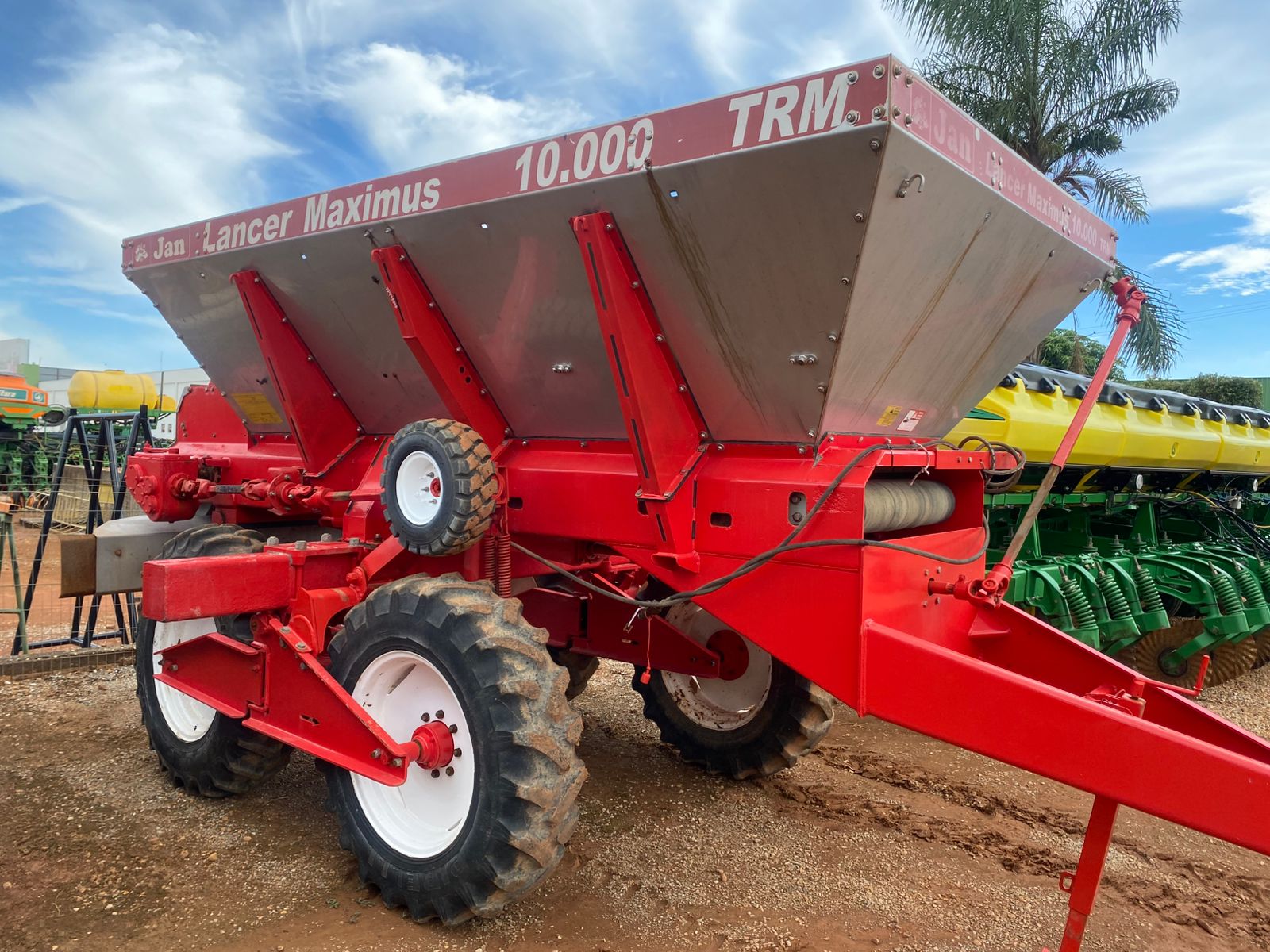 DISTRIBUIDOR LANCER MAXIMUS 10.000 TAXA FIXA,  MARCA JAN, ANO 2014- Valor à vista: R$ 90 000,00