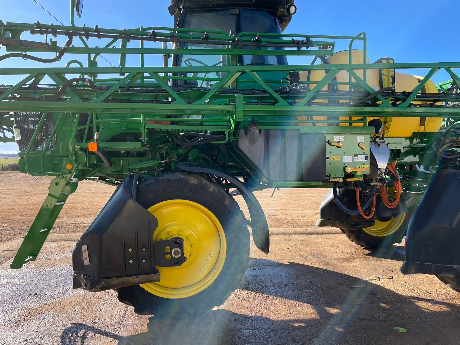 PULVERIZADOR JOHN DEERE 4630, C/ 27 MTS. DE BARRA, C/PILOTO, C/7000 HS. ANO 2012