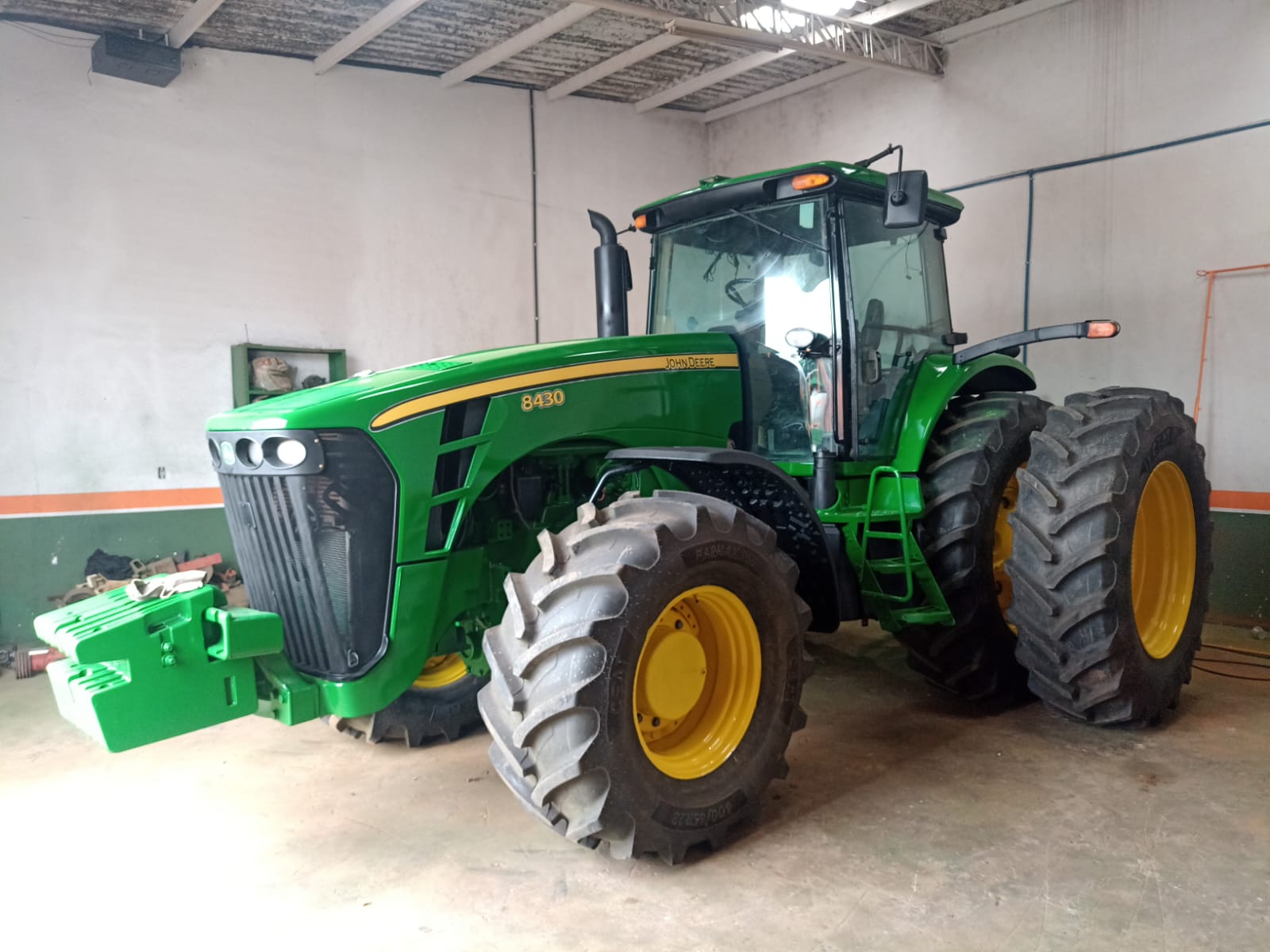 Trator John Deere 8430, ano 2014