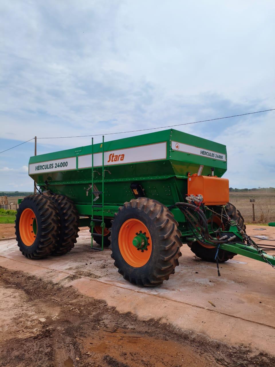 Semeadora Adubadora de arrasto Hércules 24.000