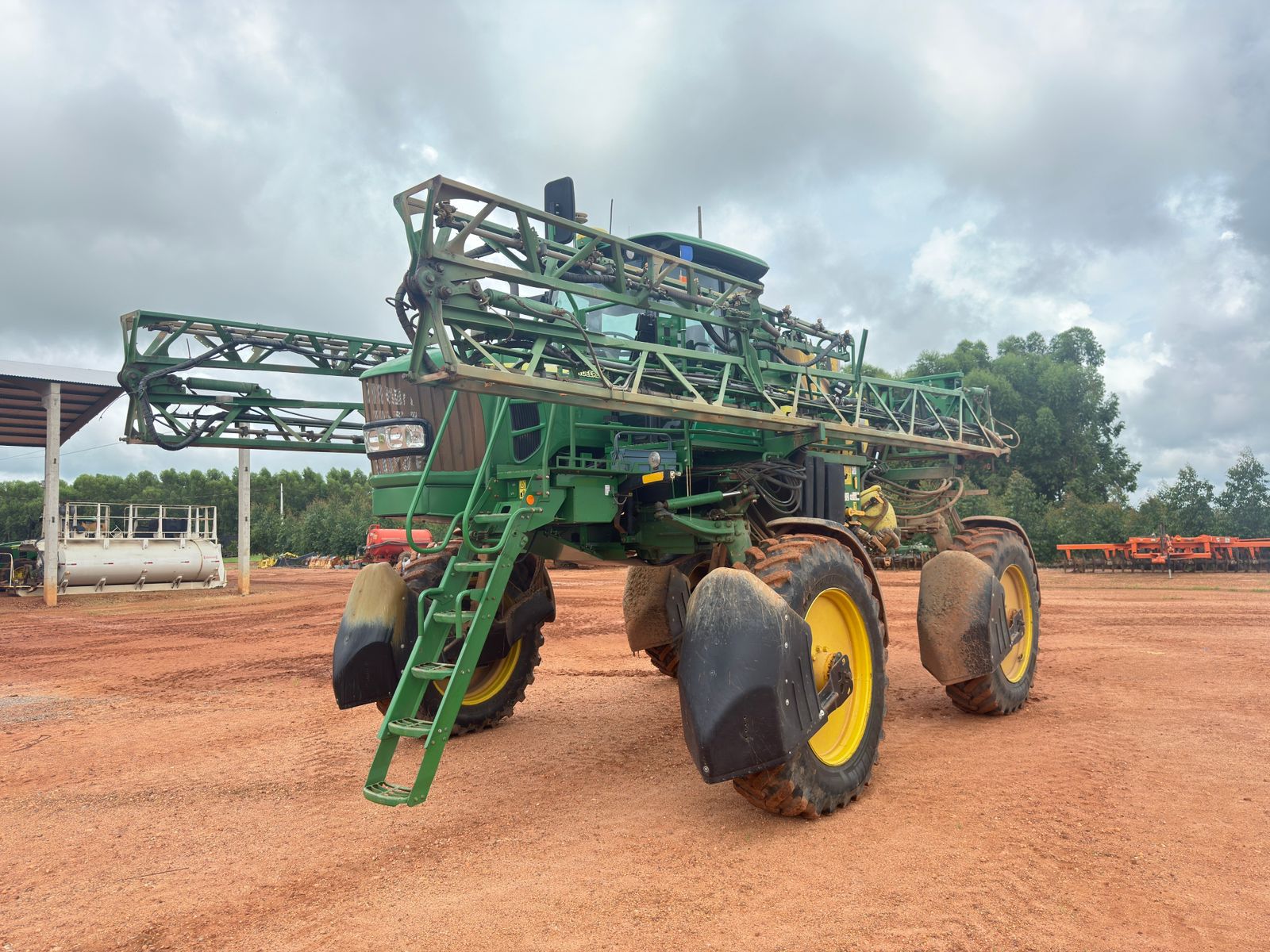 PULVERIZADOR AUTOPROPELIDO MODELO M4025, MARCA JOHN DEERE- VALOR À VISTA: R$ 850.000,00