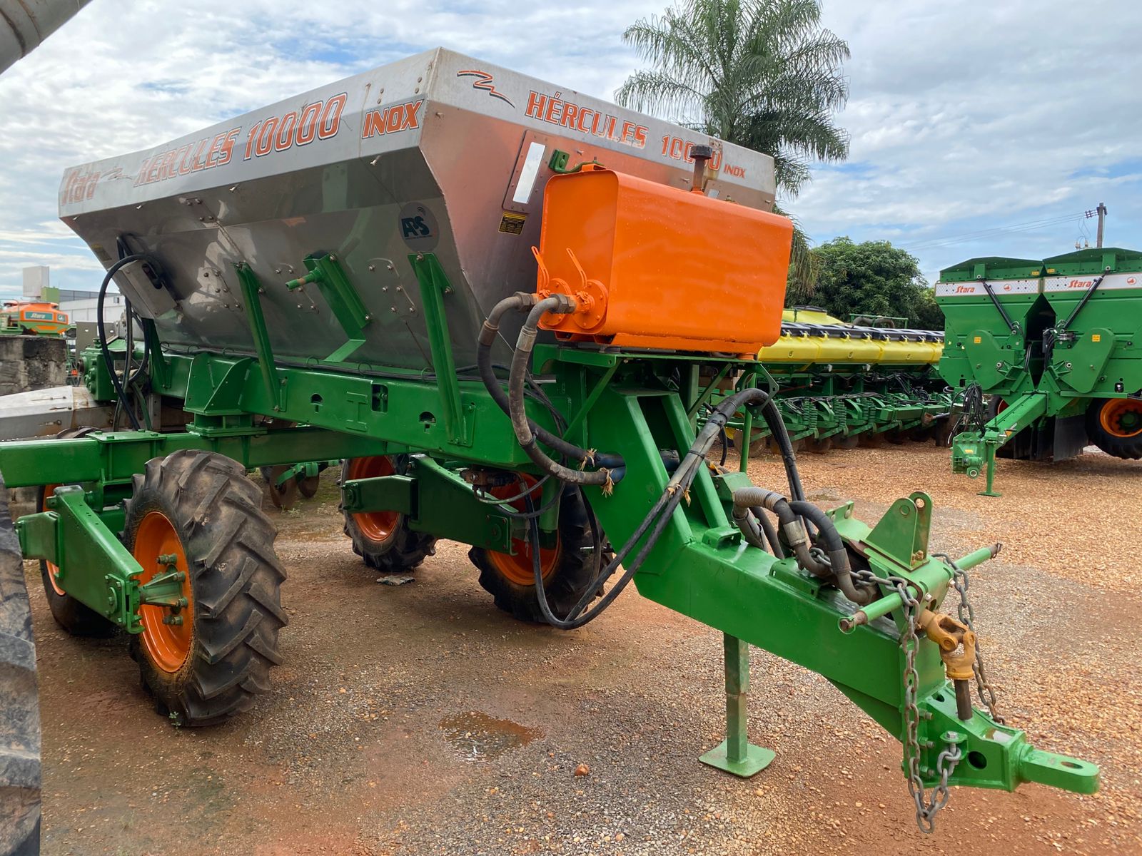 SEMEADORA ADUBADORA REBOCA HERCULES 10.000, TAXA VARIAVEL, MARCA STARA, ANO 2014, TOPPER 4500- Valor à vista: R$ R$ 150 000,00