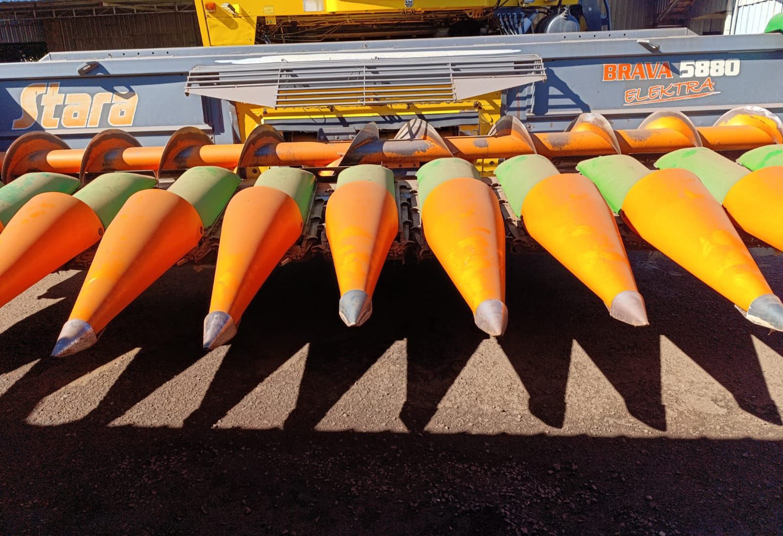 Plataforma Stara Elektra 5880 ano 2014 com 12 linhas de 0,50 cm.